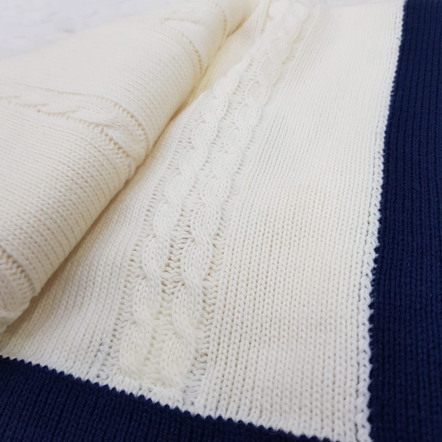 Scialle di lana panna con bordino blu - COLLEZIONE PETITE ETOILE 2024